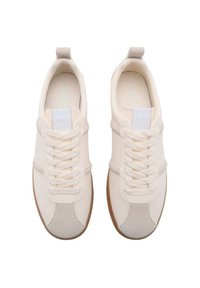 Sneakers bianchi con un materiale liscio e dettagli in suede grigio chiaro. Presentano una punta rotonda, una chiusura con lacci e una suola in gomma marrone chiaro.