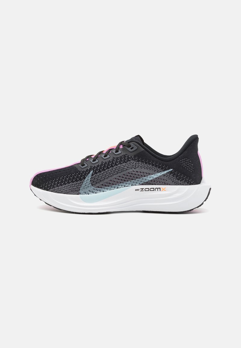 Scarpe sportive nere con tomaia in rete, logo swoosh turchese a contrasto, accenti rosa e suola intermedia bianca. Presenta un design leggero ideale per la corsa.