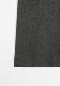 Échantillon rectangulaire de tissu tricoté côtelé gris foncé sur une surface blanche plate.