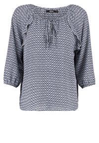 Blouse à motif bleu et blanc avec un col rond, des épaules froncées et des manches trois-quarts, fabriquée en tissu léger.