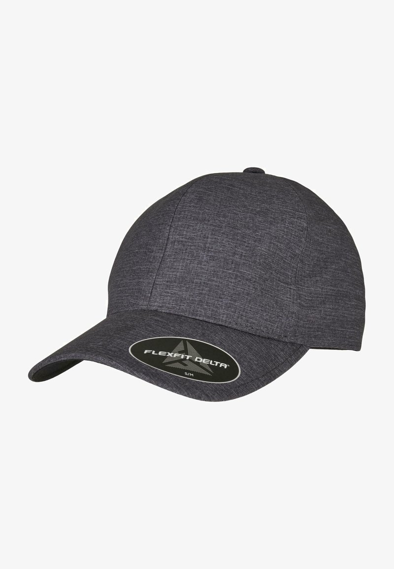 Casquette de baseball gris foncé en tissu texturé avec une visière incurvée. Présente une étiquette Flexfit Delta à l'avant et un design ajusté.