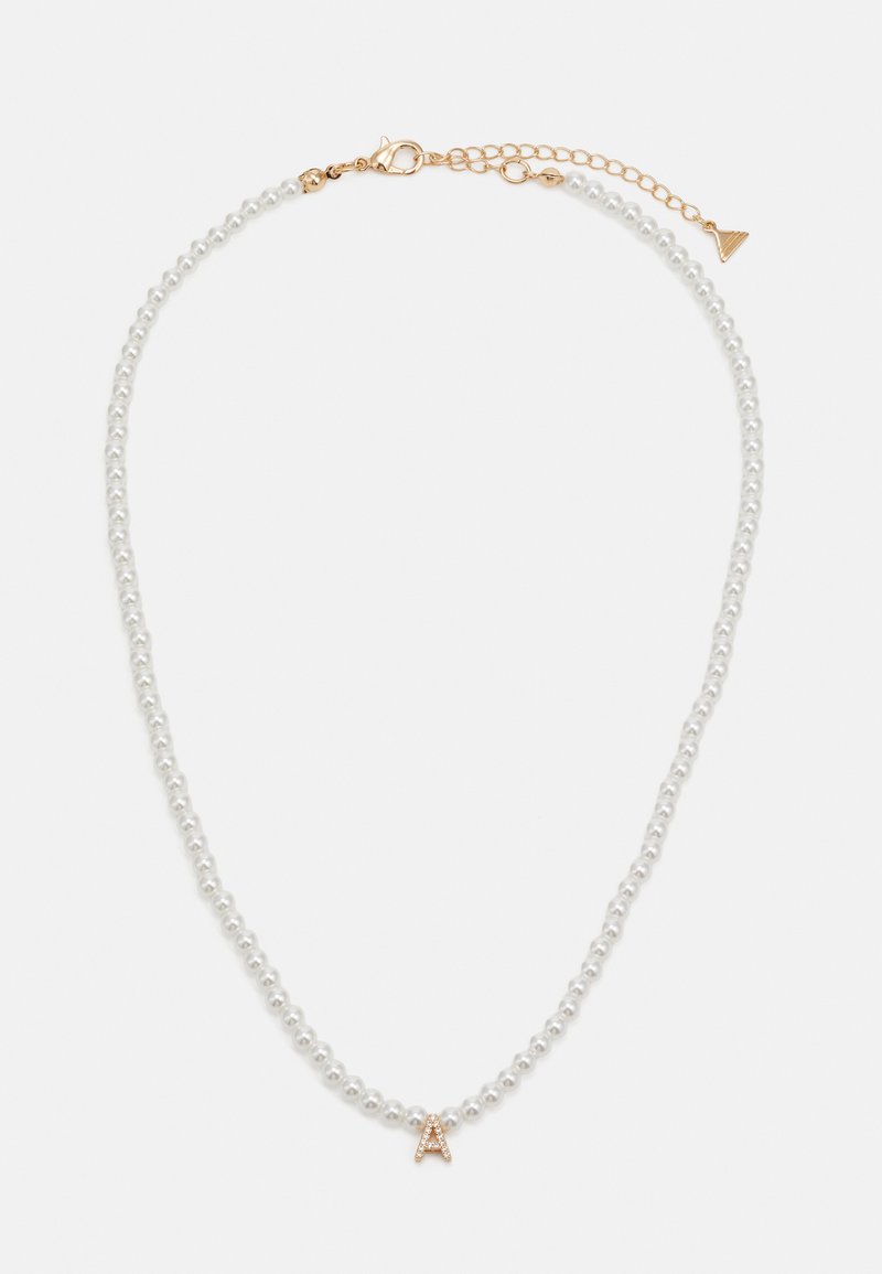Perlekæde med en guldkrog og et accentbogstav "A" udsmykket med små krystaller. Perlerne er hvide og runde, hvilket skaber et klassisk udseende.