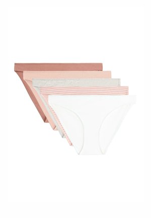 Ženský trup v rebrovanom svetlohnedom spodnom prádle v štýle bikiniek na hladkom bielom pozadí.