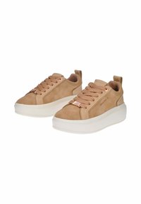 Coppia di sneakers platform color beige con lacci, suole bianche e linguette sul retro, marchiate "SMITH X" sui lati.