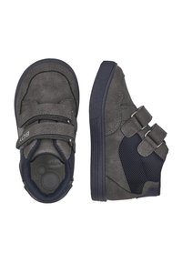 Zapatillas de ante gris con acentos de malla azul marino, dos correas ajustables de Velcro y una suela de goma texturizada. Diseño de punta redondeada.