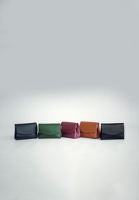 Set aus fünf Lederhandtaschen in Schwarz, Grün, Bordeaux, Braun und Schwarz. Jede Tasche hat eine strukturierte Form mit einem Klappenverschluss.