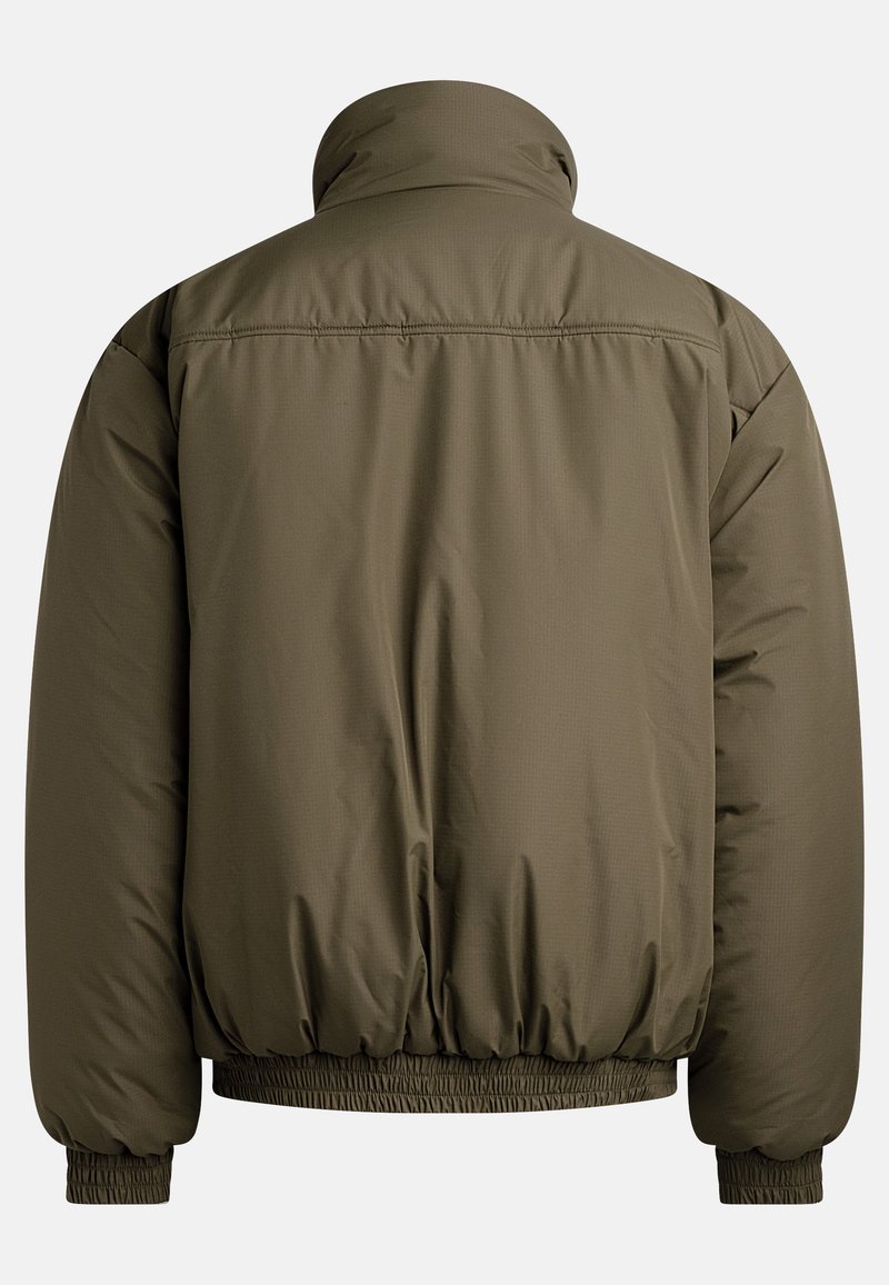 Giacca imbottita verde oliva con colletto alto, polsini elasticizzati e vita enfatizzata. Tessuto dalla texture liscia, design minimalista, senza hardware visibile.