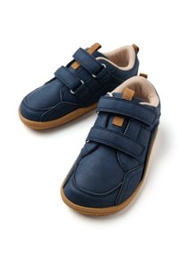 Baskets bleu marine avec deux bandes Velcro ajustables, semelle en caoutchouc, et intérieur rembourré pour le confort. Texture lisse avec des détails cousus.