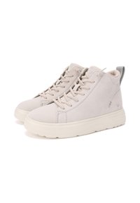Høje sneakers lavet af blødt lyst gråt ruskind med rund tå, snørebånd foran og en struktureret hvid sål. Har minimalistiske design accenter.