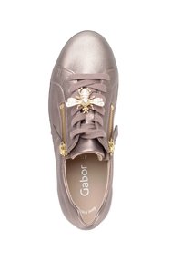Metallic mauve lace-up sneaker with two side zippers and a decorative gold and white bee brooch on the laces.