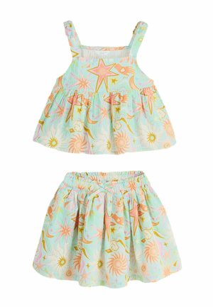 Zweiteiliges Kleinkind-Outfit mit ärmellosem Oberteil und Rock mit elastischem Bund, beide in Pastellfarben mit Sonnen-, Stern- und Mondmustern.