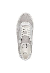 Graue Wildledersneaker mit durchbrochenen Details, weißen Schnürsenkeln und einer cremefarbenen Gummisohle. Mit dezentem Branding auf der Innensohle.