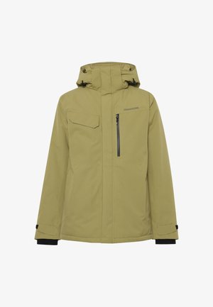 Olive zöld vízálló dzseki kapucnival, mellzseb függőleges cipzárral, bal oldalon fedeles zseb, és állítható csuklópántok.