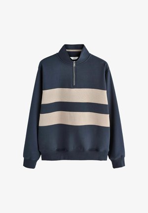 Marineblauwe sweatshirt met een kwart-rits kraag, voorzien van drie horizontale strepen in lichtbeige op de borst. Zachte textuur, casual ontwerp.