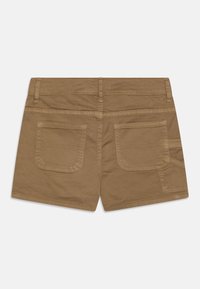 Brune bomullsshorts med en glatt tekstur. Har to baklommer og detaljerte sidelommer. Enkel, rettskåret design.