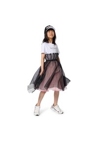 Tricou alb cu text, fustă stratificată din tul negru și roz, geantă argintie, teniși albi, șapcă neagră cu inscripție albă. Textură netedă.