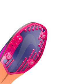 Semelle de chaussure à crampons rose et violet, présentant une surface texturée, des crampons saillants pour l'adhérence, et un accent orange contrastant.