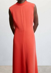 Ärmelloses, langes orangefarbenes Kleid aus glattem Stoff mit eng anliegendem Oberteil und ausgestellt Rock, ausgestattet mit einem hohen Ausschnitt und minimalistischem Design.