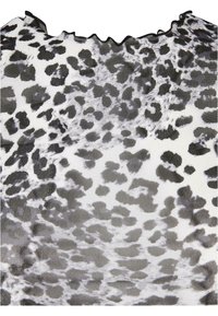 Tissu blanc avec motif léopard irrégulier noir et gris et un bord froncé en haut.