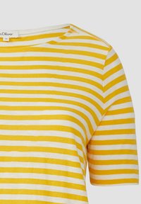 Gelb-weiß gestreiftes Kurzarm-T-Shirt mit rundem Ausschnitt, das eine weiche Textur und nahtloses Design aufweist. Etikett ist am Ausschnitt sichtbar.
