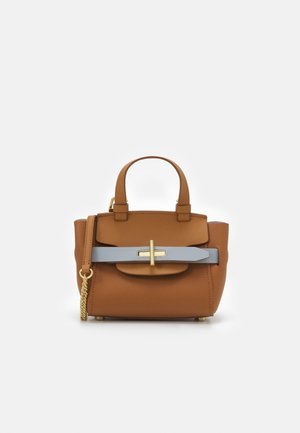 Bolso de mano de cuero marrón con forma estructurada, que cuenta con asas cortas, una banda azul claro, un cierre dorado y una correa de cadena desmontable.