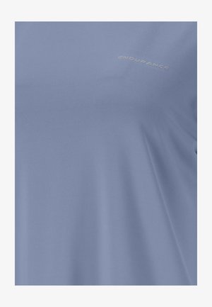 Ljusblå idrottströja i slät tyg. Har subtil branding i vitt på bröstet. Kort ärm och avslappnad passform.