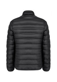 Czarna kurtka puchowa z poziomym pikowaniem, wysokim kołnierzem i kieszeniami na zamek. Tkanina wydaje się gładka i błyszcząca, co wskazuje na izolację.