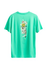 Turquoise katoenen t-shirt met een grafische print op de achterkant van een gameconsole, versierd met papercuts in verschillende kleuren en vormen.