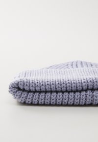 Berretto lavorato a maglia in lavanda, realizzato in filato morbido; presenta una texture a coste e un risvolto, offrendo una vestibilità comoda e aderente.