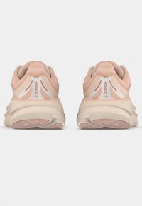 Ροζ αθλητικά παπούτσια με υφασμάτινο άνω μέρος με υφή, που διαθέτουν λευκές λεπτομέρειες και παχύ, μπεζ μεσαίο πάτο. Ξεχωριστό λογότυπο της μάρκας στη φτέρνα.