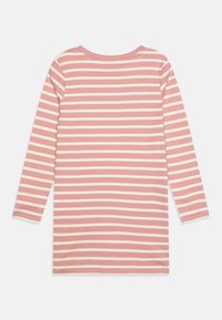 Camicia a maniche lunghe a righe rosa pallido e bianco, con scollatura rotonda e taglio dritto. Il materiale sembra morbido e leggero.
