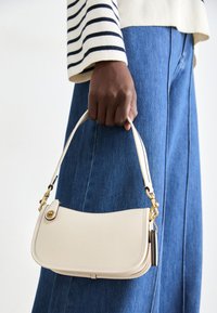 SWINGER BAG 20 - Handväska - chalk
