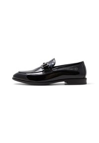 Svart lackläder loafer med rund tå, elegant design, metallspänne som accent, och låg profil sula. Slät, glänsande yta.