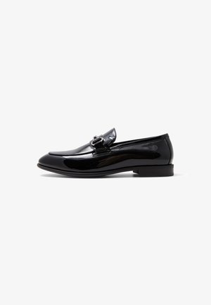 Czarne lakierowane loafersy z okrągłym noskiem, eleganckim wzornictwem, metalowym akcentem na klamrze i niskoprofilową podeszwą. Gładkie, błyszczące wykończenie.