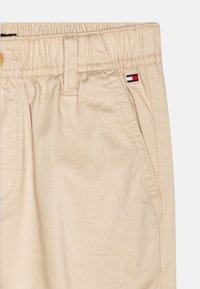 Tommy Hilfiger MONOTYPE SKATER PANT - Trousers - classic beige