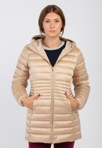 Lichtbeige pufferjack met een ritssluiting aan de voorkant, capuchon en twee zijzakken. Bevat een gewatteerde textuur en elastische manchetten voor een stevige pasvorm.