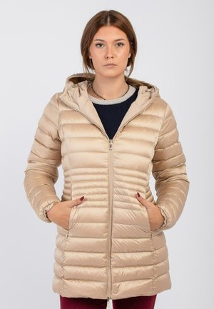 Giacca bomber color beige chiaro con zip frontale, cappuccio e due tasche laterali. Presenta una texture trapuntata e polsini elasticizzati per una vestibilità aderente.