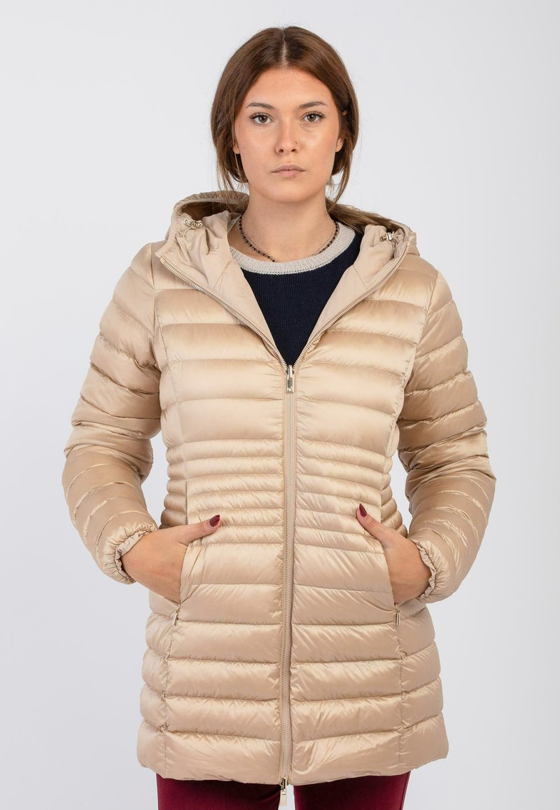 Lichtbeige pufferjack met een ritssluiting aan de voorkant, capuchon en twee zijzakken. Bevat een gewatteerde textuur en elastische manchetten voor een stevige pasvorm.