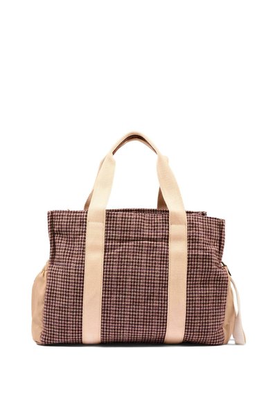 Borsa a tracolla rettangolare con motivo pied de poule marrone e ampie maniglie in tessuto beige su sfondo bianco.