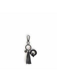Sort læder nøglering med franje, en cirkulær ring, en dekorativ bogstav 'Q' accent og en metallisk charme.