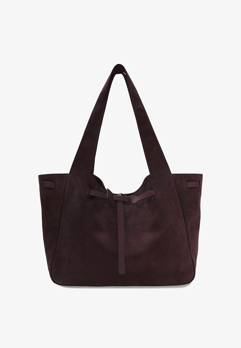 Bordeaux suède totebag met een minimalistisch ontwerp, voorzien van een gestrikte lintdetail en brede handgrepen voor comfortabel dragen.