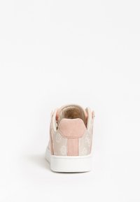 Sneaker in suede rosa e tessuto fantasia con suola in gomma bianca, caratterizzato da una punta arrotondata e un collare imbottito per il comfort.