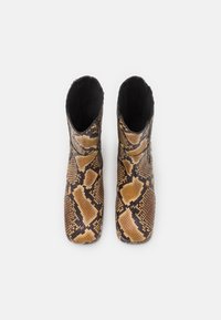 Brązowe i czarne botki za kostkę w print węża o gładkiej fakturze i zaokrąglonym nosku, z niskim krojem i bez widocznych elementów metalowych.