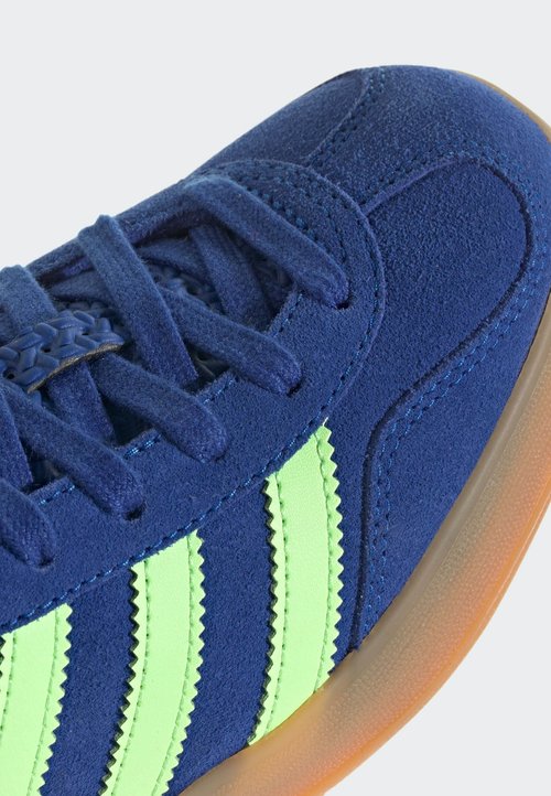 adidas GAZELLE INDOOR J UNISEX - Zapatillas - royal blue green spark gold metallic — photo 6
