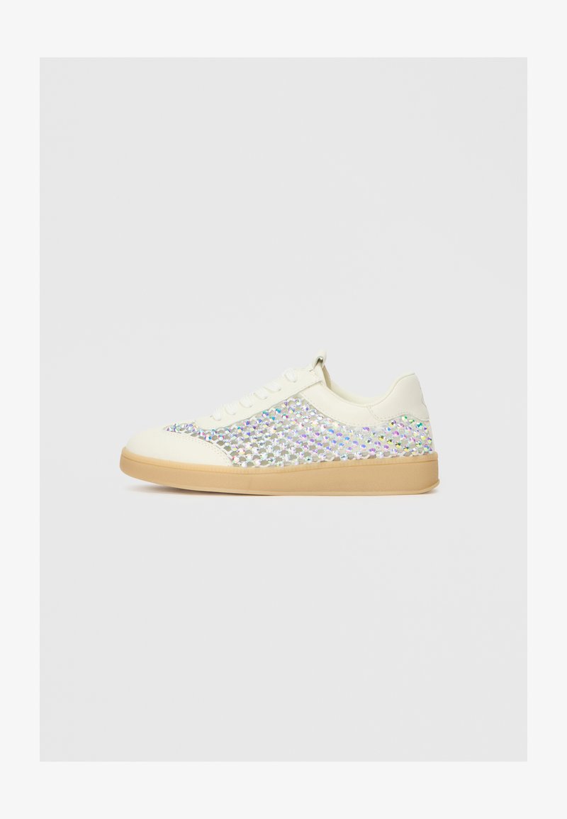 Λευκά sneakers με σχέδιο από διχτυωτό ύφασμα που διαθέτει ιριδίζουσες λεπτομέρειες. Ραμμένος καουτσούκ σόλα, επίπεδα κορδόνια και μινιμαλιστικό στυλ.