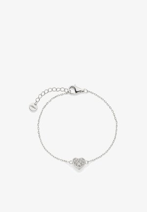 Sølvkædearmbånd med et tekstureret hjerteformet vedhæng som midterstykke og en lille rund mærkat nær låsen med indgraveret "s.Oliver".