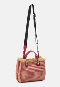 Czerwona i beżowa torba pleciona z frędzlami, skórzanymi uchwytami i regulowanym czarnym paskiem. Posiada metalowe akcesoria i smukły kształt.
