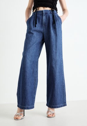 TROUSER MED WATSON - Avar lõikega teksad - medium indigo