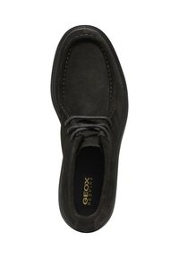 Zapato de ante negro con puntera redonda, diseño de cordones, costuras en contraste y plantilla acolchada con la marca "GEOX RESPIRA".