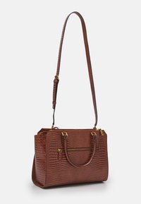 Sac à main marron gaufré crocodile avec quincaillerie dorée, une poche zippée à l'avant, deux poignées supérieures et une bandoulière réglable.